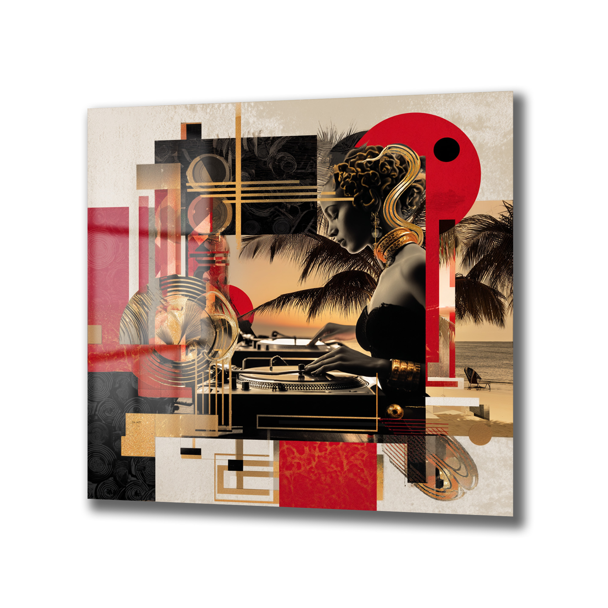 Golden Groove DJ Sunset Cam Tablo | Modern Sanat Duvar Dekoru Duvar Dekoru Siyah, altın ve kırmızı tonlarında, tropik gün batımı fonunda DJ setinin başında duran şık bir kadını gösteren soyut ve geometrik tarzda cam tablo. Kadının başında altın detaylı kulaklıklar ve bileklerinde kalın bilezikler var. Palm ağaçları ve plaj görüntüsüyle zenginleştirilmiş modern bir kolaj.