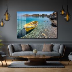 Sakin Koyda Sarı Tekne Temalı Cam Tablo Duvar Dekoru Sakin Koyda Sarı Tekne Temalı Cam Tablo