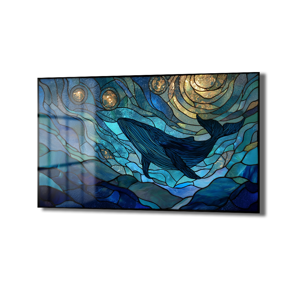 Mistik Balina Mozaik Desenli Cam Tablo - Derin Denizlerin Büyüsü Duvar Dekoru Stained-glass tarzında, mavi ve altın tonlarında, yıldızlı bir gökyüzünün altında yüzen bir balinayı gösteren modern cam tablo.