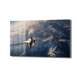 Karlı ve zirveli dağların üzerinde alçaktan uçan modern bir jet uçağının panoramik görüntüsü. Güneş ışınları bulutların arasından süzülerek manzarayı aydınlatıyor.