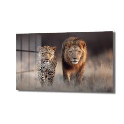 Aslan ve Leopar Yürüyüşü Cam Tablo - Vahşi Doğanın Görkemli Dansı Duvar Dekoru Kuru otların arasında yan yana yürüyen, güçlü bakışlara sahip bir aslan ve leopar figürünü gösteren cam tablo. Vahşi yaşamın asaleti ve gücü.