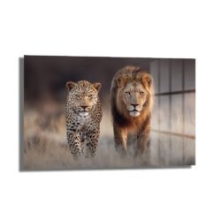 Aslan ve Leopar Yürüyüşü Cam Tablo - Vahşi Doğanın Görkemli Dansı Duvar Dekoru Aslan ve Leopar Yürüyüşü Cam Tablo - Vahşi Doğanın Görkemli Dansı