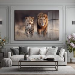Aslan ve Leopar Yürüyüşü Cam Tablo - Vahşi Doğanın Görkemli Dansı Duvar Dekoru Aslan ve Leopar Yürüyüşü Cam Tablo - Vahşi Doğanın Görkemli Dansı