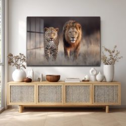 Aslan ve Leopar Yürüyüşü Cam Tablo - Vahşi Doğanın Görkemli Dansı Duvar Dekoru Aslan ve Leopar Yürüyüşü Cam Tablo - Vahşi Doğanın Görkemli Dansı