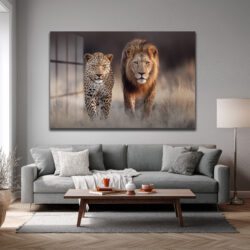Aslan ve Leopar Yürüyüşü Cam Tablo - Vahşi Doğanın Görkemli Dansı Duvar Dekoru Aslan ve Leopar Yürüyüşü Cam Tablo - Vahşi Doğanın Görkemli Dansı