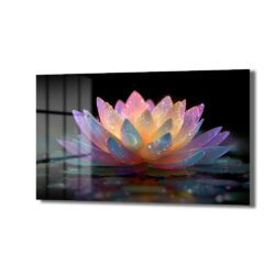 Büyülü Lotus Çiçeği Işıltısı Cam Tablo Duvar Dekoru Karanlık bir arka plan üzerinde, pembe, mor, sarı ve mavi tonlarında parlayan, üzerinde su damlacıkları bulunan şeffaf yapraklı bir lotus çiçeğinin yakın çekim görseli.