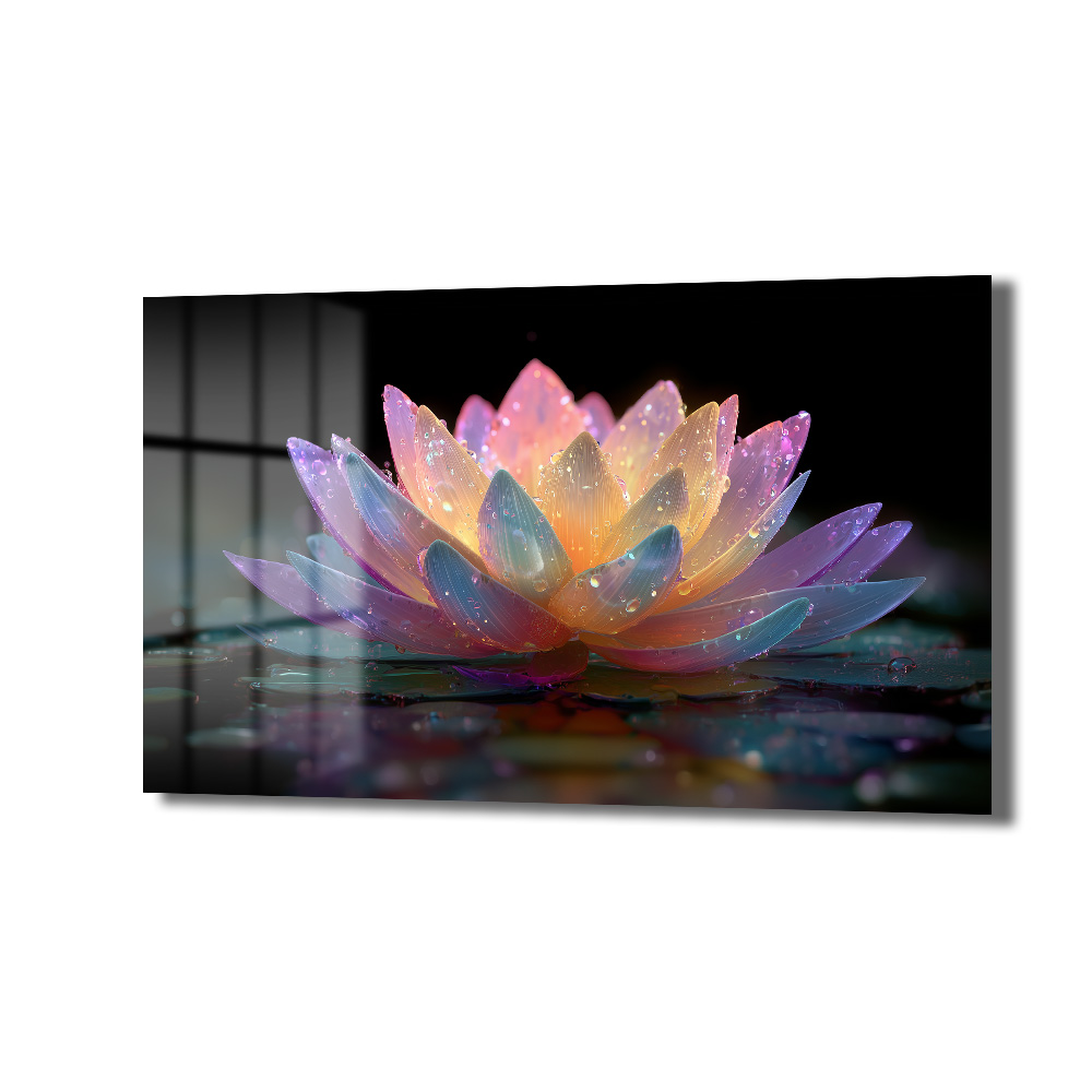 Büyülü Lotus Çiçeği Işıltısı Cam Tablo Duvar Dekoru Karanlık bir arka plan üzerinde, pembe, mor, sarı ve mavi tonlarında parlayan, üzerinde su damlacıkları bulunan şeffaf yapraklı bir lotus çiçeğinin yakın çekim görseli.