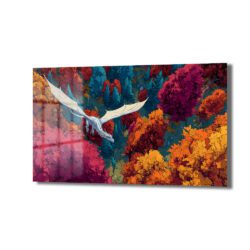 Beyaz bir ejderhanın sonbahar renklerindeki (kırmızı, turuncu, mor, teal) yemyeşil bir ormanın üzerinde uçtuğu, fantastik bir manzara gösteren cam tablo.