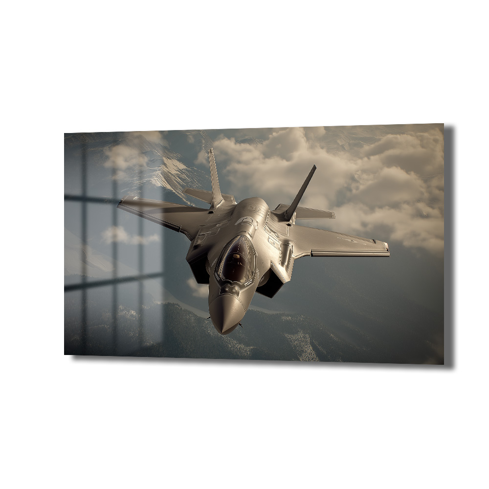 F-35 Hayalet Uçak Cam Tablo: Gökyüzünün Hükmedeni Duvar Dekoru Gri renkli modern bir F-35 hayalet savaş uçağı, bulutlu gökyüzünde dağların üzerinden uçarken önden çekilmiş dinamik bir görünüm. Kanatlar ve gövde detayları belirgin.