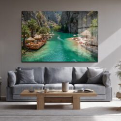 Gizemli Kanyon ve Turkuaz Sular: Cennet Manzarası Cam Tablo Duvar Dekoru Gizemli Kanyon ve Turkuaz Sular: Cennet Manzarası Cam Tablo