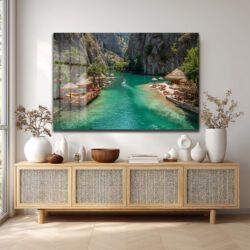 Gizemli Kanyon ve Turkuaz Sular: Cennet Manzarası Cam Tablo Duvar Dekoru Gizemli Kanyon ve Turkuaz Sular: Cennet Manzarası Cam Tablo