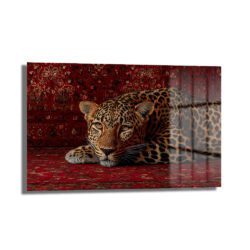 Asil Leopar Kırmızı Halıda Cam Tablo - Vahşi Yaşamın Zarafeti Duvar Dekoru Asil Leopar Kırmızı Halıda Cam Tablo - Vahşi Yaşamın Zarafeti