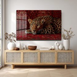 Asil Leopar Kırmızı Halıda Cam Tablo - Vahşi Yaşamın Zarafeti Duvar Dekoru Asil Leopar Kırmızı Halıda Cam Tablo - Vahşi Yaşamın Zarafeti
