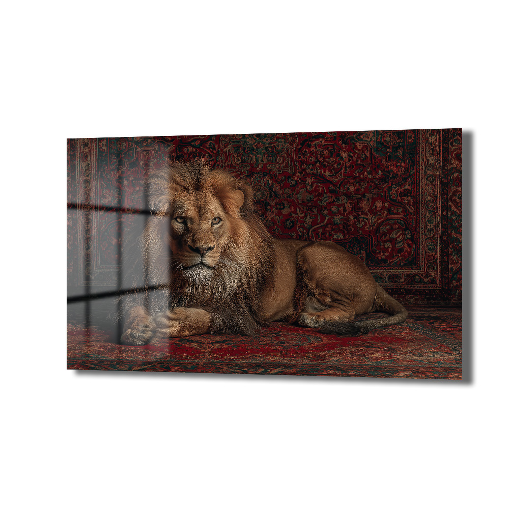 İhtişamlı Aslan ve Oryantal Halı Motifli Cam Tablo Duvar Dekoru Kırmızı oryantal desenli halı üzerinde yatan, ihtişamlı yelesiyle doğrudan bakan bir aslanın yer aldığı cam tablo.