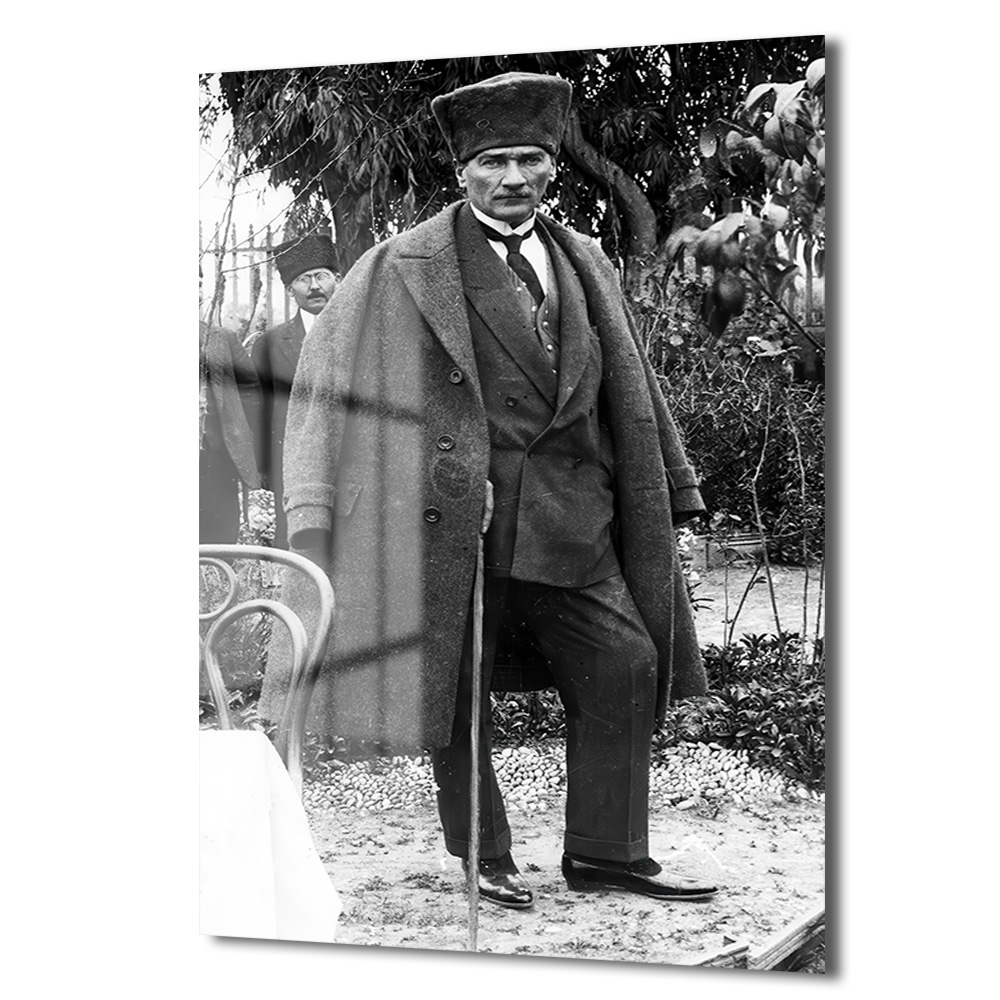 Lider Ruhu: Atatürk'ün Asil Duruşu Cam Tablo - Glazella Lider Ruhu: Atatürk'ün Asil Duruşu Cam Tablo - Glazella