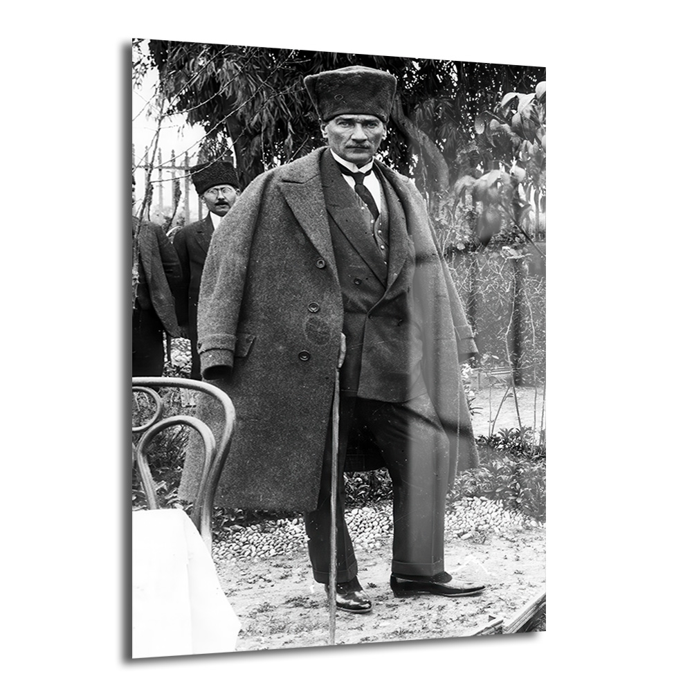 Lider Ruhu: Atatürk'ün Asil Duruşu Cam Tablo - Glazella Lider Ruhu: Atatürk'ün Asil Duruşu Cam Tablo - Glazella