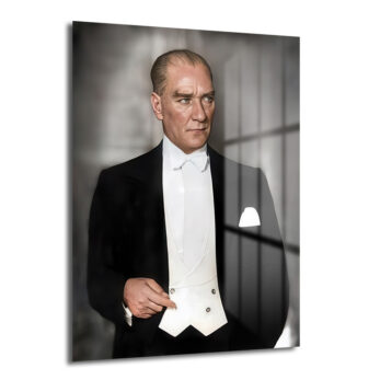 Mustafa Kemal Atatürk'ün siyah smokin, beyaz papyon ve yelek giydiği, sağa doğru düşünceli baktığı, zarif ve asil duruşunu sergileyen renkli cam tablo.