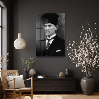 Atatürk'ün Asil Bakışı: Siyah Beyaz Temperli Cam Tablo - Glazella Atatürk'ün Asil Bakışı: Siyah Beyaz Temperli Cam Tablo - Glazella