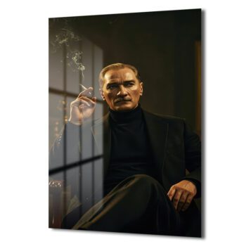 Siyah boğazlı kazak ve takım elbise giymiş, elinde yanan bir sigara tutan Mustafa Kemal Atatürk'ün koyu renkli, dramatik ışıklandırmalı cam tablo portresi. Düşünceli ve karizmatik bir ifadeye sahip.