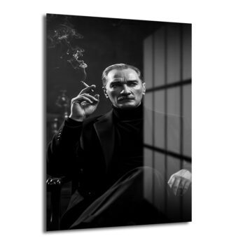 Siyah beyaz bir fotoğrafta, koyu renk giysiler içinde, bir sigara tutarak düşünceli bir şekilde oturan Mustafa Kemal Atatürk'ün portresi. Görselde hafif duman ve karizmatik bir ifade yer almaktadır.