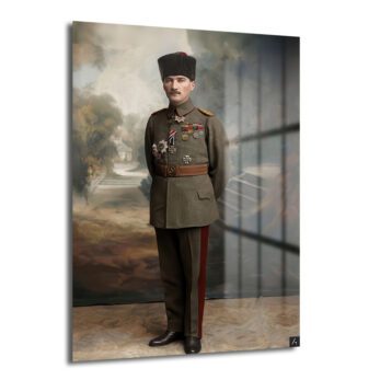 Askeri üniforması, madalyaları ve kalpağıyla asil bir duruş sergileyen Mustafa Kemal Atatürk'ün sanatsal portresi. Arka planda dumanlı, dramatik bir atmosfer ve belirsiz bir yapı detayı bulunuyor. Ürün, duvara asılmaya uygun bir cam tablodur.