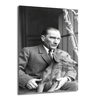 Siyah beyaz bir fotoğraf karesinde, takım elbiseli Mustafa Kemal Atatürk'ün kucağında oturan Foks isimli köpeğiyle birlikte dışarıya doğru baktığı, düşünceli bir anı gösteren cam tablo.
