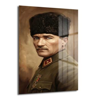 Mustafa Kemal Atatürk'ün askeri üniforması ve kalpak şapkasıyla, mavi gözleriyle ileriye bakan, kararlı ve lider duruşunu yansıtan sanatsal bir portre cam tablo.