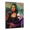 Mona Lisa ve Joker Temalı Asi Ruh Pop Art Cam Tablo Duvar Dekoru Mona Lisa'nın yeşil saçlı ve kırmızı rujlu, yanında Joker karakterinin durduğu, mor renkte 'she has a hot ass' yazısı bulunan modern ve asi bir pop art cam tablo.