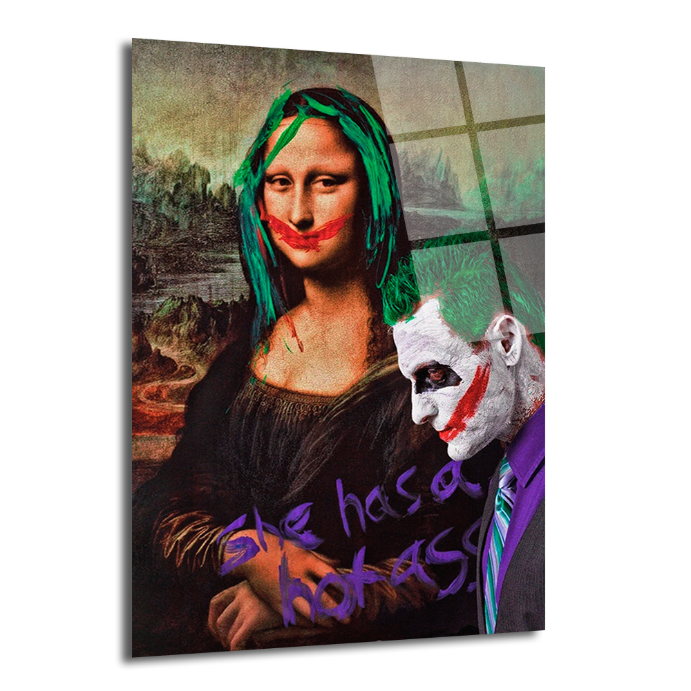 Mona Lisa ve Joker Temalı Asi Ruh Pop Art Cam Tablo Duvar Dekoru Mona Lisa'nın yeşil saçlı ve kırmızı rujlu, yanında Joker karakterinin durduğu, mor renkte 'she has a hot ass' yazısı bulunan modern ve asi bir pop art cam tablo.