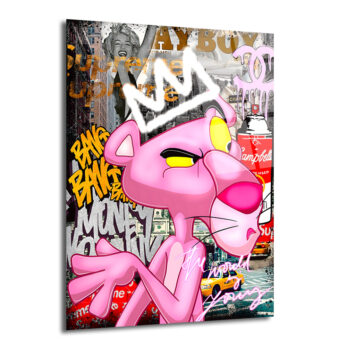 Kral tacı takmış, pembe renkli graffiti ve pop art unsurlarıyla harmanlanmış, arka planda Marilyn Monroe, dolar banknotları, sokak sanatı yazıları içeren modern bir cam tablo.