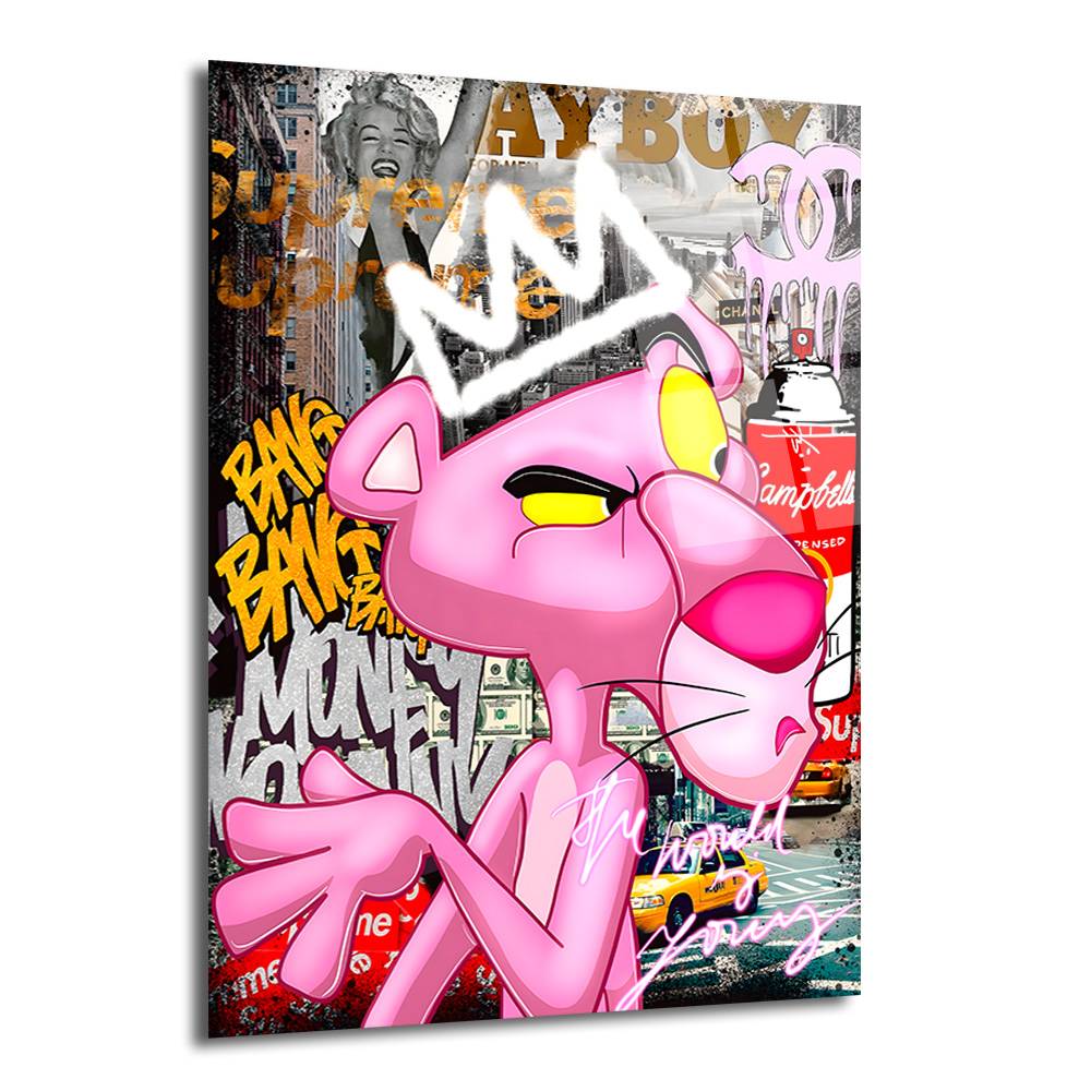 Kral Taçlı Sokak Sanatı Cam Tablo - Modern Pop Art Duvar Dekoru Duvar Dekoru Kral tacı takmış, pembe renkli graffiti ve pop art unsurlarıyla harmanlanmış, arka planda Marilyn Monroe, dolar banknotları, sokak sanatı yazıları içeren modern bir cam tablo.