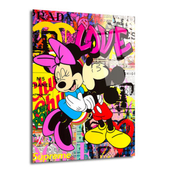 Canlı graffiti ve marka logolarıyla bezeli rengarenk bir arka plan önünde, birbirine sarıldığı, pop art tarzı, neşeli bir cam tablo.