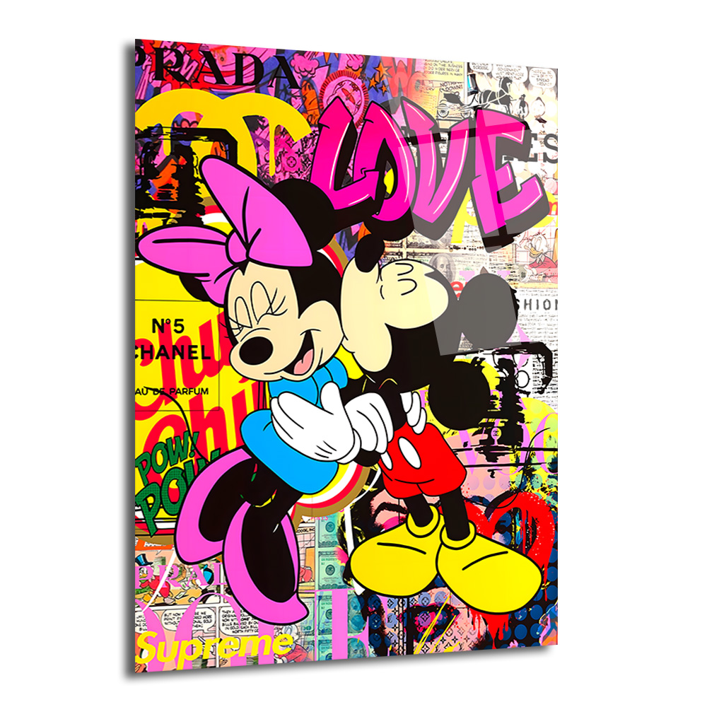 Aşk Dolu Pop Art Cam Tablo Duvar Dekoru Canlı graffiti ve marka logolarıyla bezeli rengarenk bir arka plan önünde, birbirine sarıldığı, pop art tarzı, neşeli bir cam tablo.