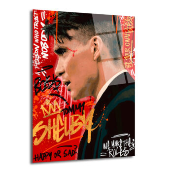 Kırmızı ve siyah arka plan üzerinde, altın rengi graffiti yazılarla çevrili, Peaky Blinders dizisinden Tommy Shelby'nin yandan profilini gösteren modern, sanatsal bir cam tablo. Tabloda 'Tommy Shelby', 'Be Your Own Boss' gibi yazılar ve boya sıçramaları bulunmaktadır.