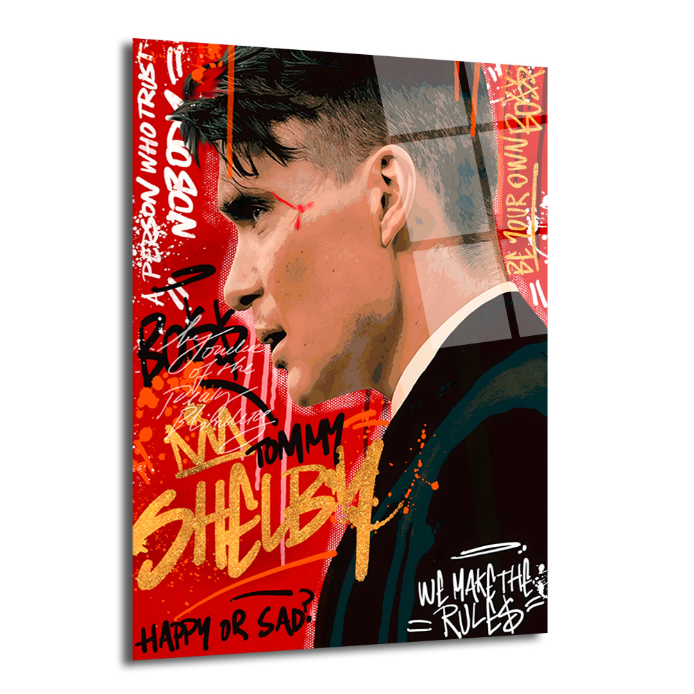 Tommy Shelby Gücü: Peaky Blinders Temalı Modern Cam Tablo Duvar Dekoru Kırmızı ve siyah arka plan üzerinde, altın rengi graffiti yazılarla çevrili, Peaky Blinders dizisinden Tommy Shelby'nin yandan profilini gösteren modern, sanatsal bir cam tablo. Tabloda 'Tommy Shelby', 'Be Your Own Boss' gibi yazılar ve boya sıçramaları bulunmaktadır.