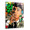 Hustle Ruhu: Street Art Para Temalı Modern Cam Tablo Duvar Dekoru Sigara içen, etrafında para desteleri, dolar işaretleri ve graffiti sanatıyla çevrili, modern street art tarzında çizilmiş bir adamın dinamik ve renkli cam tablosu.