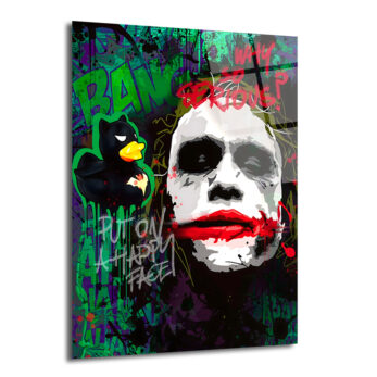 Yoğun yeşil ve mor graffiti arka plan üzerinde, Heath Ledger'ın Joker'inin ikonik beyaz yüzü ve kırmızı gülümsemesi ile siyah bir Batman kostümlü ördek figürünün bulunduğu, 'PUT ON A HAPPY FACE!' ve 'WHY SO SERIOUS?' yazılarının yer aldığı modern bir cam tablo.