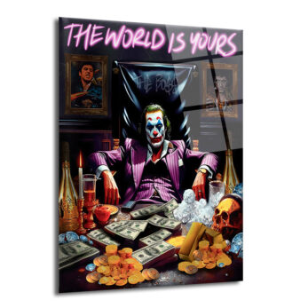 Joker karakterinin mor takım elbiseyle taht benzeri bir koltukta oturduğu, önünde yığınla dolar ve altın, yanında bir kuru kafa ve şampanya şişeleri bulunan, arka planda 'THE WORLD IS YOURS' neon yazısı ve Tony Montana portresi olan çarpıcı bir cam tablo.