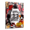 Efsanevi Jordan 23 Graffiti Sanat Cam Tablo Duvar Dekoru Michael Jordan'ın 23 numaralı formasıyla sırtı dönük görüldüğü, kırmızı, siyah, beyaz ve sarı tonlarda graffiti ve pop art öğeleri içeren dinamik bir cam tablo. Arka planda basketbol, Mickey Mouse, Air Jordan ayakkabısı ve 'BANG BANG' yazıları bulunuyor.