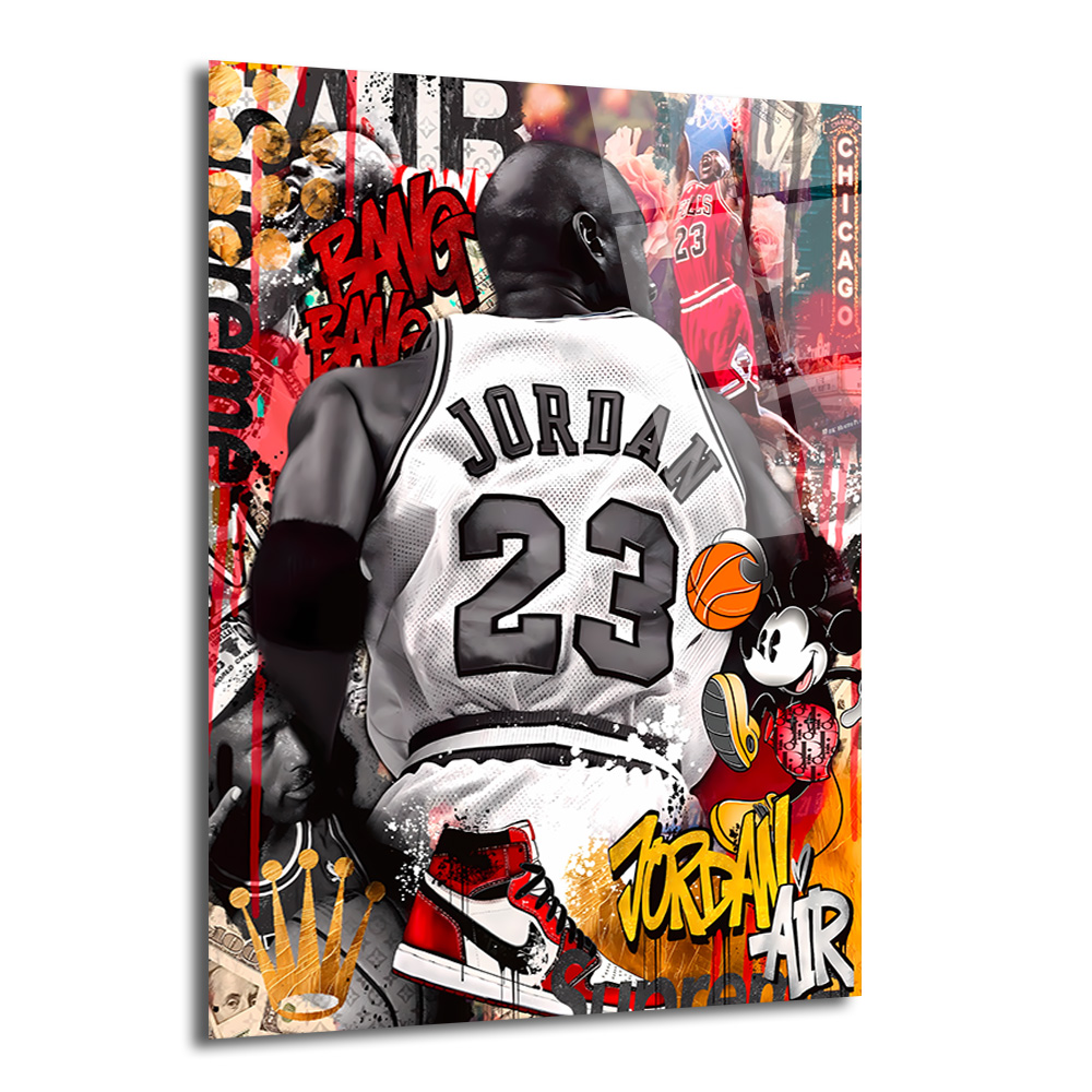 Efsanevi Jordan 23 Graffiti Sanat Cam Tablo Duvar Dekoru Michael Jordan'ın 23 numaralı formasıyla sırtı dönük görüldüğü, kırmızı, siyah, beyaz ve sarı tonlarda graffiti ve pop art öğeleri içeren dinamik bir cam tablo. Arka planda basketbol, Mickey Mouse, Air Jordan ayakkabısı ve 'BANG BANG' yazıları bulunuyor.
