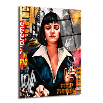Pulp Fiction filminden Mia Wallace karakterinin pop art ve sokak sanatı tarzında, zenginleştirilmiş, siyah saçlı, koyu renk ceketli ve elinde sigara tutan portre cam tablo.