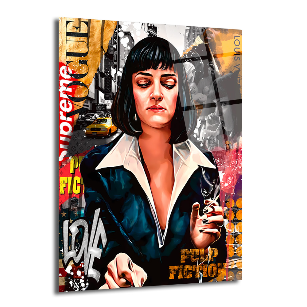 Mia Wallace Pop Art Temalı Premium Cam Tablo Duvar Dekoru Pulp Fiction filminden Mia Wallace karakterinin pop art ve sokak sanatı tarzında, zenginleştirilmiş, siyah saçlı, koyu renk ceketli ve elinde sigara tutan portre cam tablo.