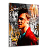 Tyler Durden Asi Ruh Pop Art Cam Tablo Duvar Dekoru Kırmızı ceketli, sigara içen ve yüzünde kan lekeleri olan bir erkeğin pop art tarzı portresi. Arka planda grafiti yazılar, New York silüeti ve sarı taksilerle dinamik, asi ve şehirli bir atmosfer sunan cam tablo.