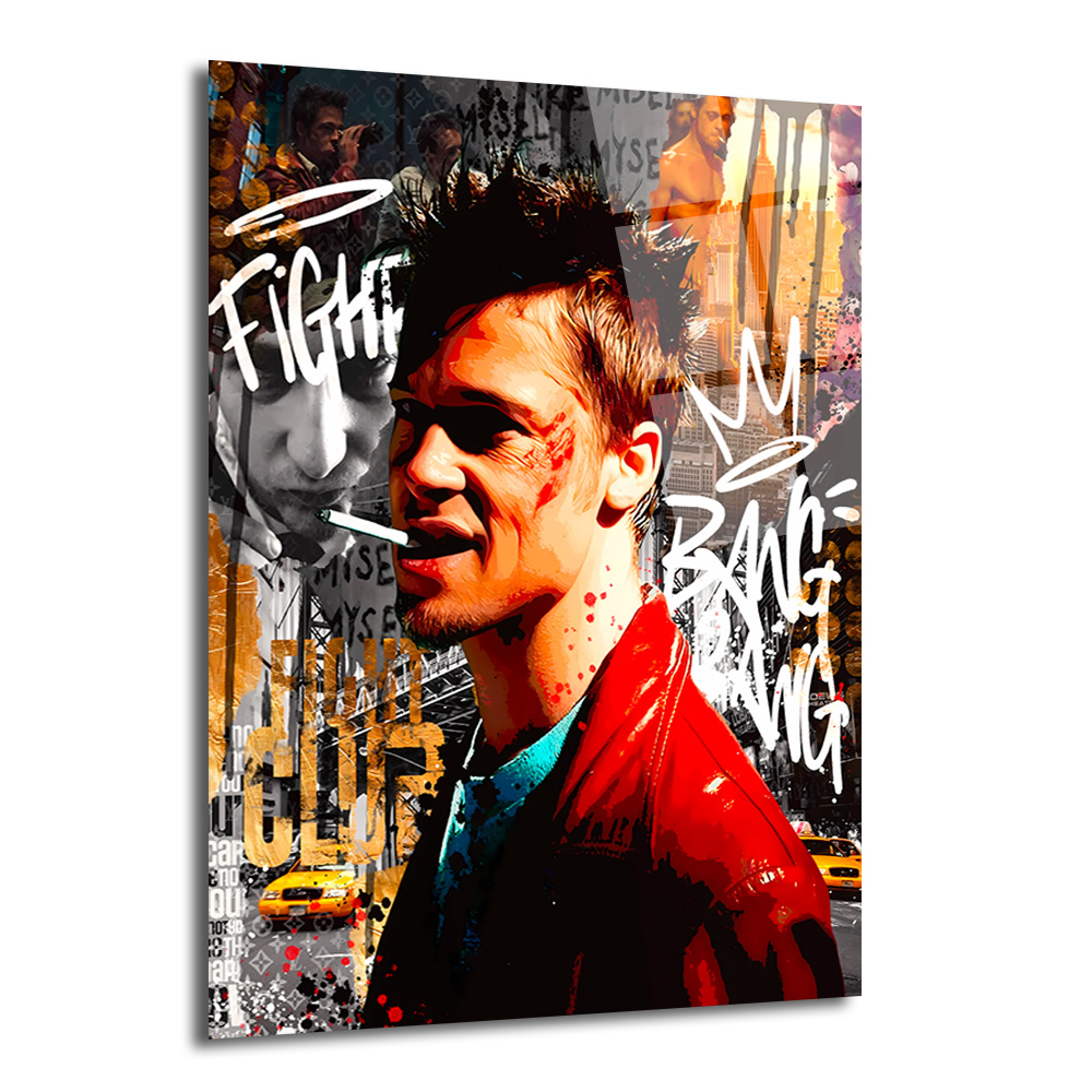 Tyler Durden Asi Ruh Pop Art Cam Tablo Duvar Dekoru Kırmızı ceketli, sigara içen ve yüzünde kan lekeleri olan bir erkeğin pop art tarzı portresi. Arka planda grafiti yazılar, New York silüeti ve sarı taksilerle dinamik, asi ve şehirli bir atmosfer sunan cam tablo.