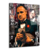 Vito Corleone Temalı Sanatsal Cam Tablo - Güç ve Karizma Duvar Dekoru Duvar Dekoru Vito Corleone'nin kedisiyle birlikte tasvir edildiği, arkasında şehir grafitileri, dolar banknotları ve soyut detaylar barındıran, koyu renklerin ve turuncu tonlarının hakim olduğu modern sanatsal cam tablo.