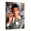 Scarface Tony Montana Efsanesi Modern Cam Tablo Duvar Dekoru Tony Montana'nın purosuyla karizmatik bir şekilde poz verdiği, arkasında Scarface filminden sahneler, mermiler ve grafiti detayları olan pop art tarzı cam tablo.