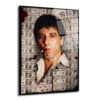 Al Pacino'nun Tony Montana karakterini canlandırdığı, puro içen, arkasında yüz dolarlık banknotlar ve kırmızı kan lekeleri olan, yoğun bakışlı bir portre cam tablo.