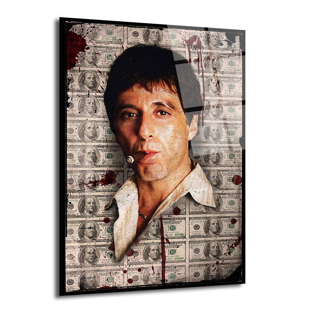 Scarface Efsanesi Tony Montana Cam Tablo | Para ve Güç Temalı Duvar Dekoru Al Pacino'nun Tony Montana karakterini canlandırdığı, puro içen, arkasında yüz dolarlık banknotlar ve kırmızı kan lekeleri olan, yoğun bakışlı bir portre cam tablo.