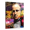 The Godfather Efsanevi Graffiti Portre Cam Tablo Duvar Dekoru Siyah zemin üzerine, The Godfather filminden Vito Corleone'nin graffiti tarzında işlenmiş portresi. Etrafında renkli sprey boya efektleri ve 'TRUST NO ONE', 'FAMILY FIRST', 'KING', 'DON' gibi yazılar bulunuyor. Modern ve cesur bir sanat eseri.