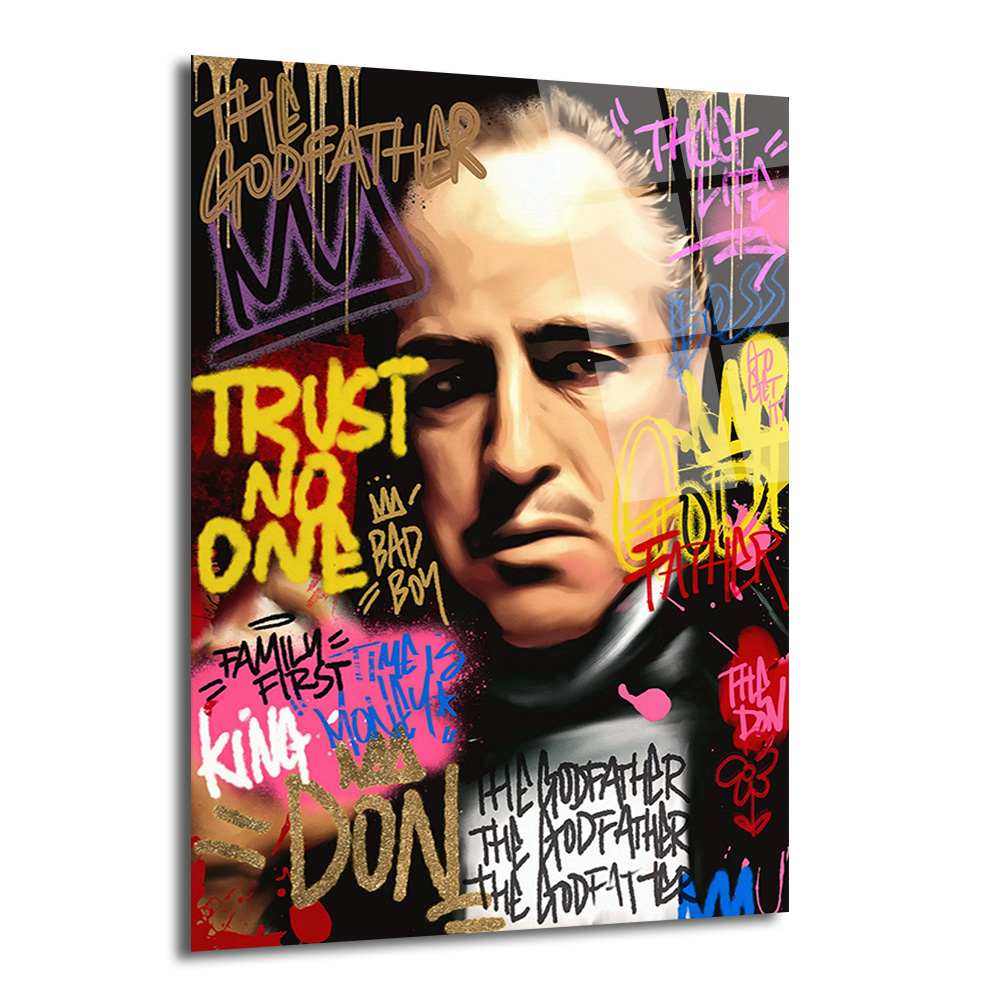 The Godfather Efsanevi Graffiti Portre Cam Tablo Duvar Dekoru Siyah zemin üzerine, The Godfather filminden Vito Corleone'nin graffiti tarzında işlenmiş portresi. Etrafında renkli sprey boya efektleri ve 'TRUST NO ONE', 'FAMILY FIRST', 'KING', 'DON' gibi yazılar bulunuyor. Modern ve cesur bir sanat eseri.
